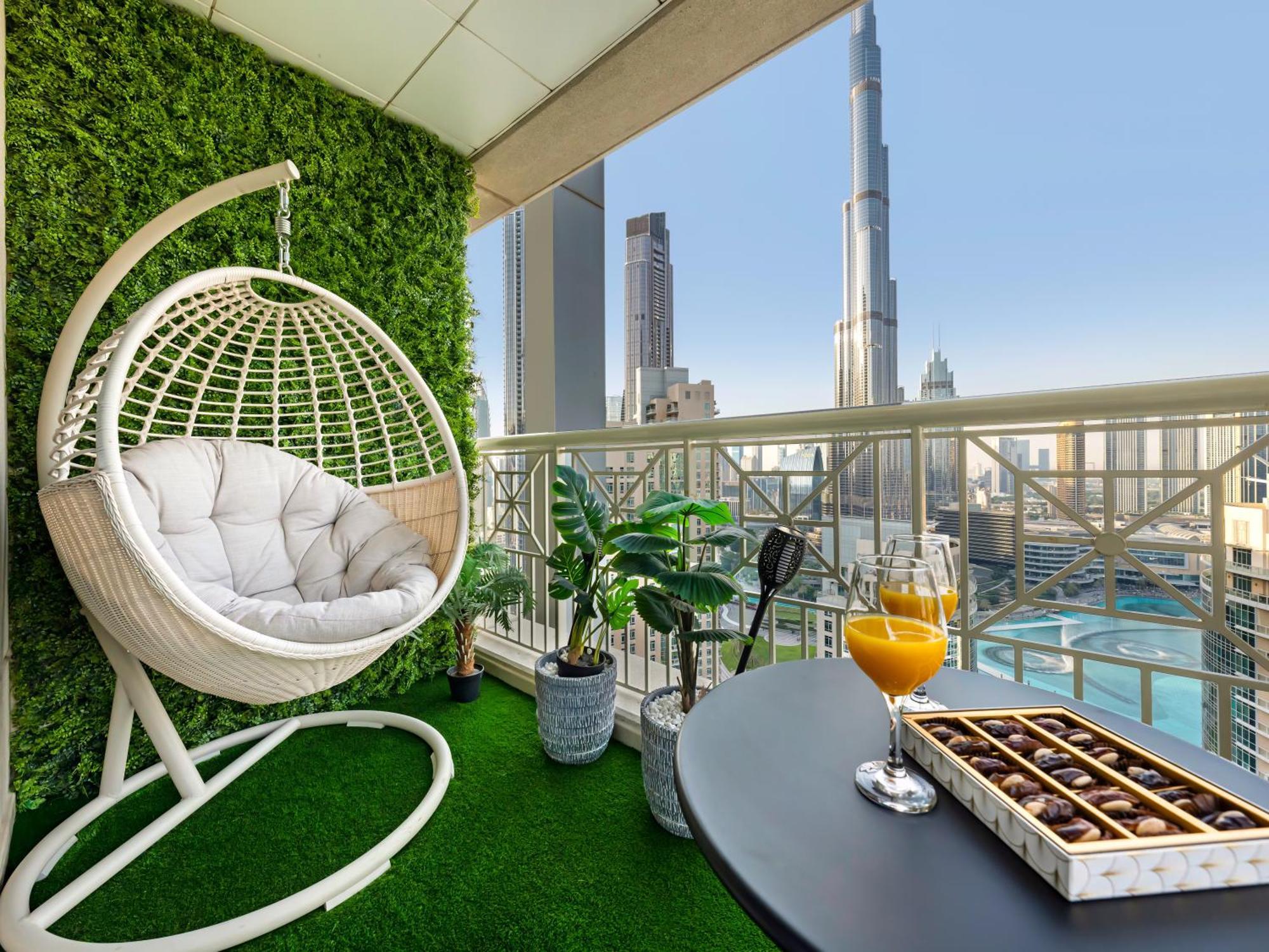 Lavish 2 Bedroom I Burj Khalifa & Fountain Views I Free Gym, Pool, Parking, Wi-fi And Ps5 I By Skyline Serenity شقة *