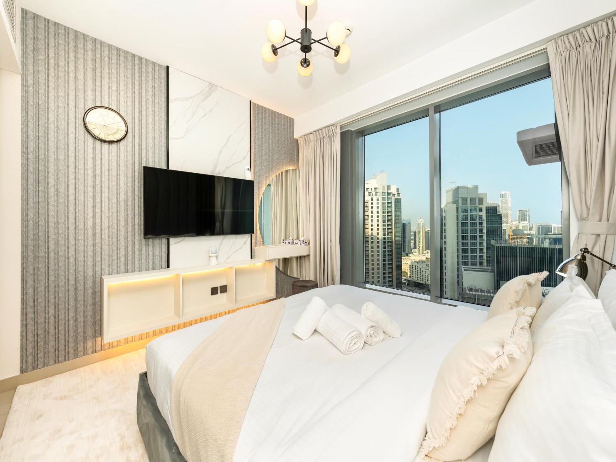 Lavish 2 Bedroom I Burj Khalifa & Fountain Views I Free Gym, Pool, Parking, Wi-fi And Ps5 I By Skyline Serenity * دبي