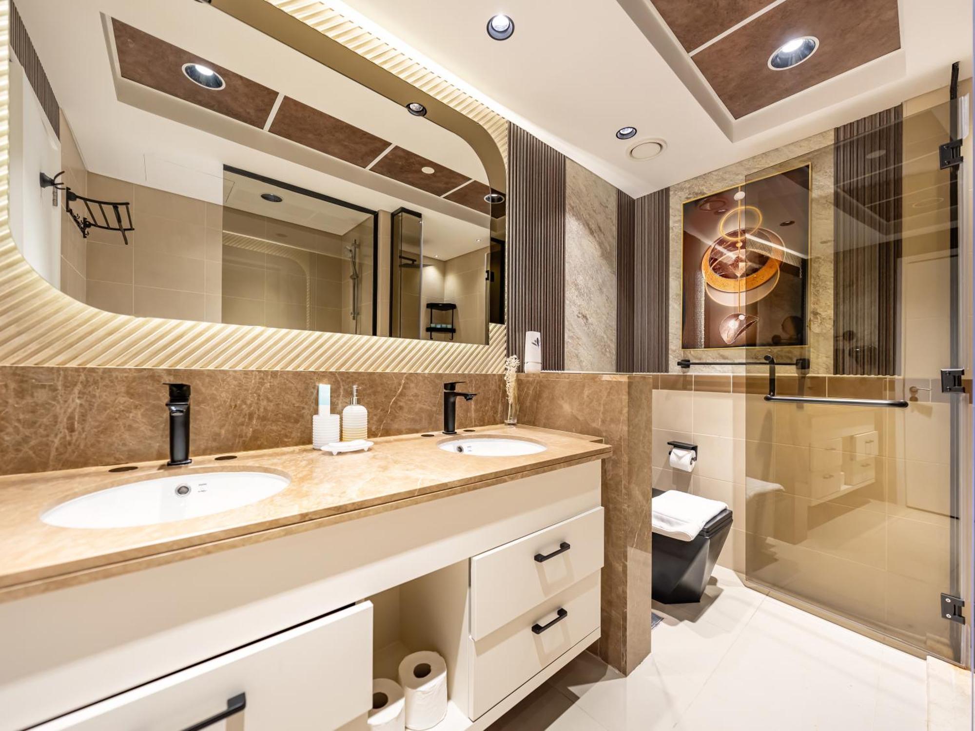 Lavish 2 Bedroom I Burj Khalifa & Fountain Views I Free Gym, Pool, Parking, Wi-fi And Ps5 I By Skyline Serenity شقة دبي
