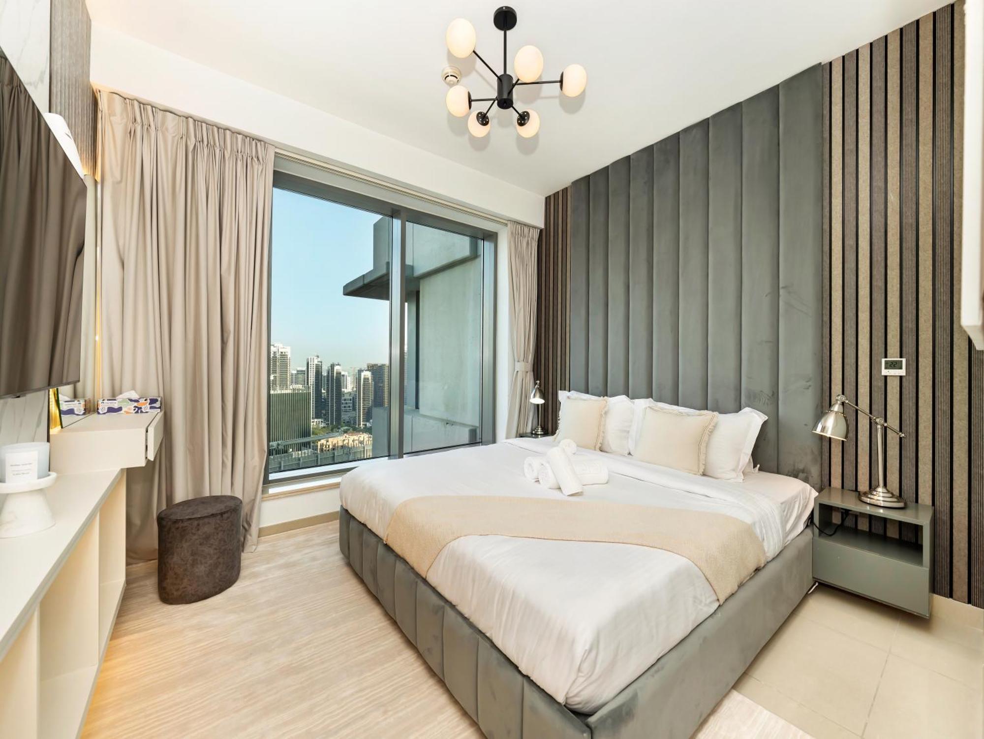 Lavish 2 Bedroom I Burj Khalifa & Fountain Views I Free Gym, Pool, Parking, Wi-fi And Ps5 I By Skyline Serenity شقة *