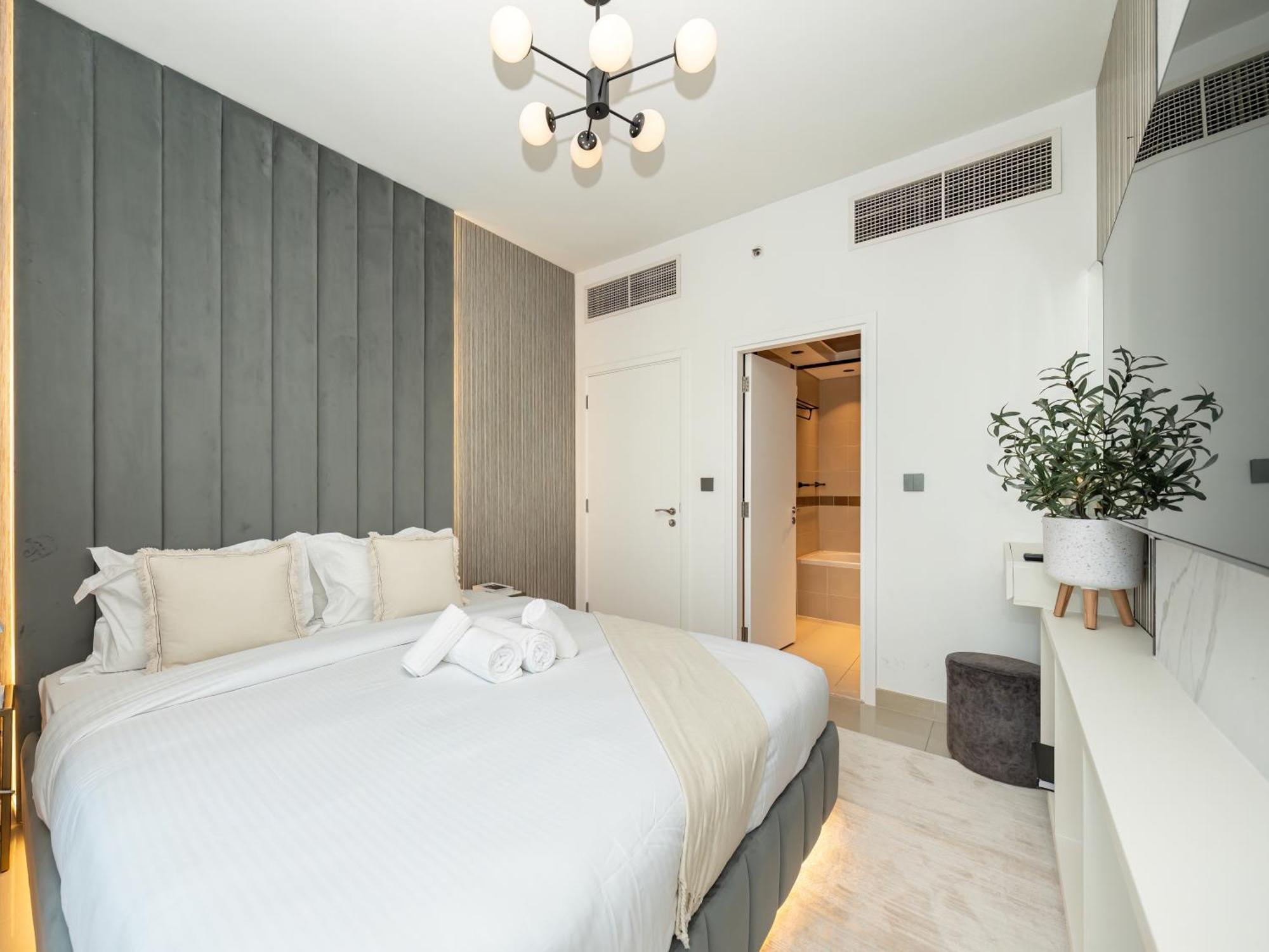 Lavish 2 Bedroom I Burj Khalifa & Fountain Views I Free Gym, Pool, Parking, Wi-fi And Ps5 I By Skyline Serenity * دبي