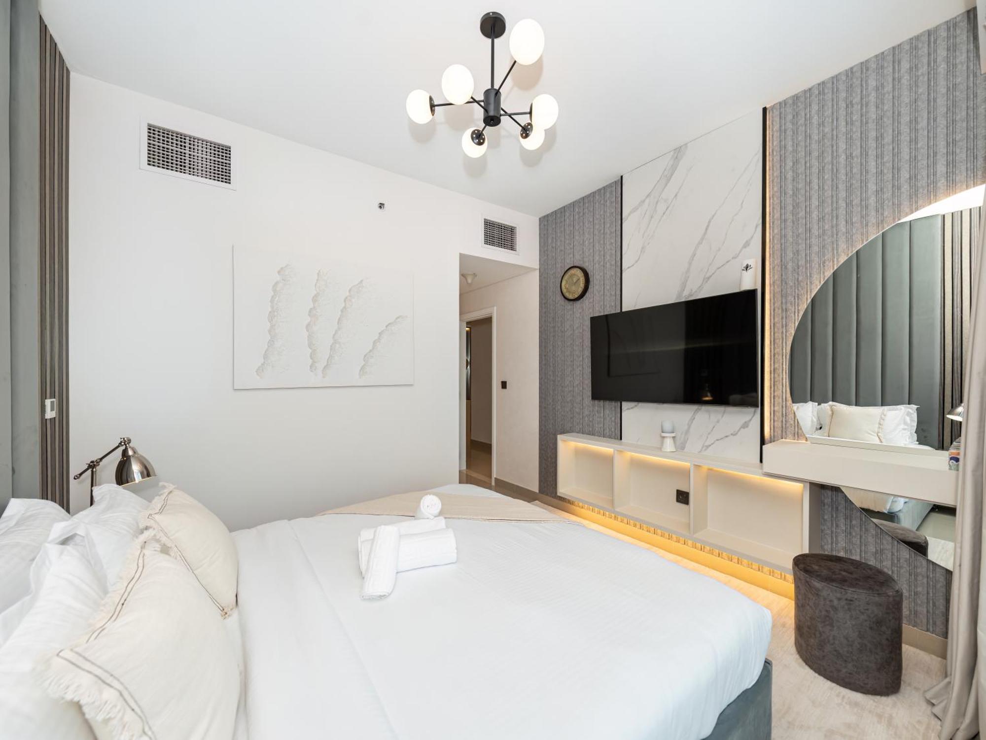 Lavish 2 Bedroom I Burj Khalifa & Fountain Views I Free Gym, Pool, Parking, Wi-fi And Ps5 I By Skyline Serenity شقة