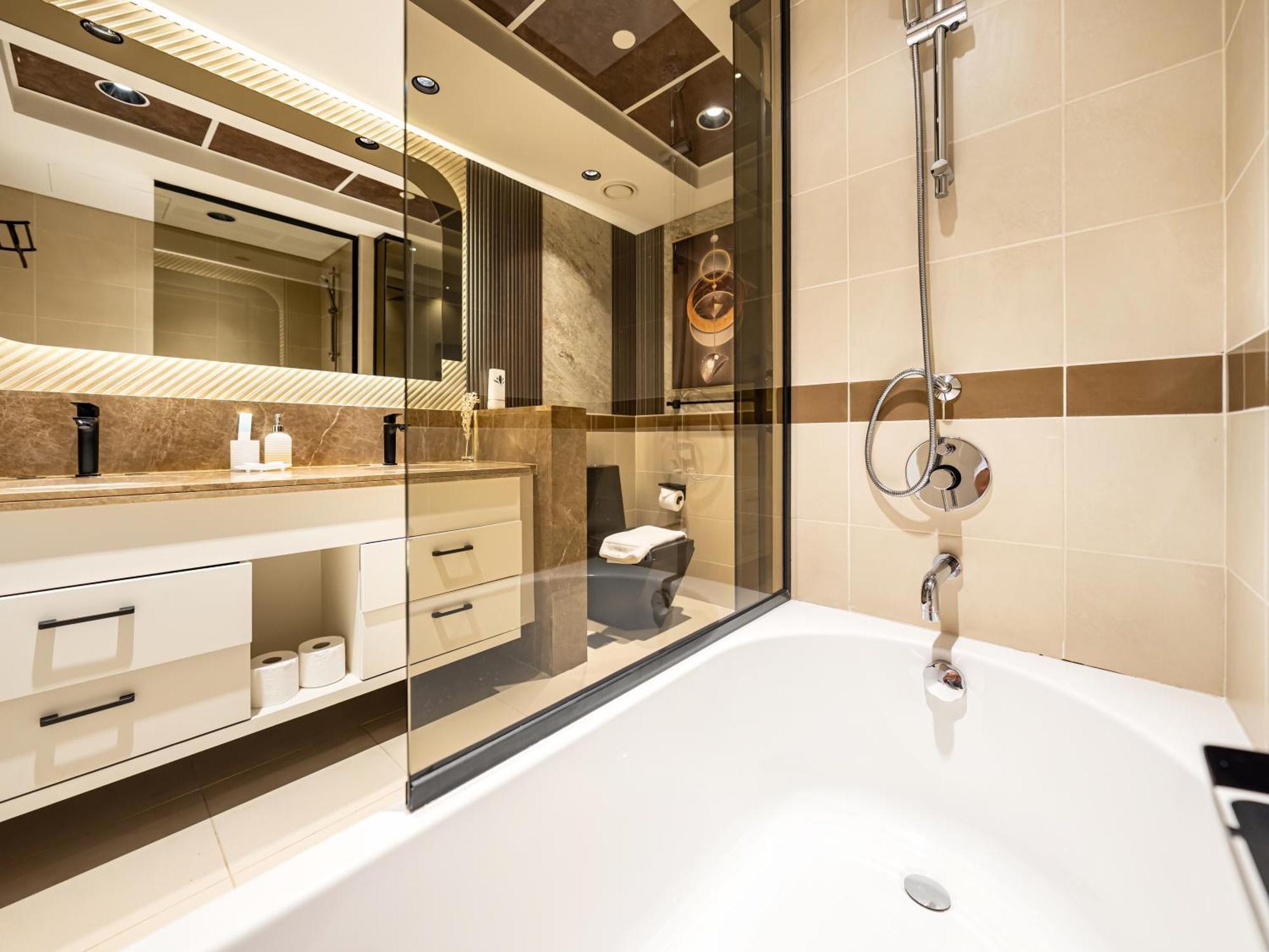 شقة Lavish 2 Bedroom I Burj Khalifa & Fountain Views I Free Gym, Pool, Parking, Wi-fi And Ps5 I By Skyline Serenity *