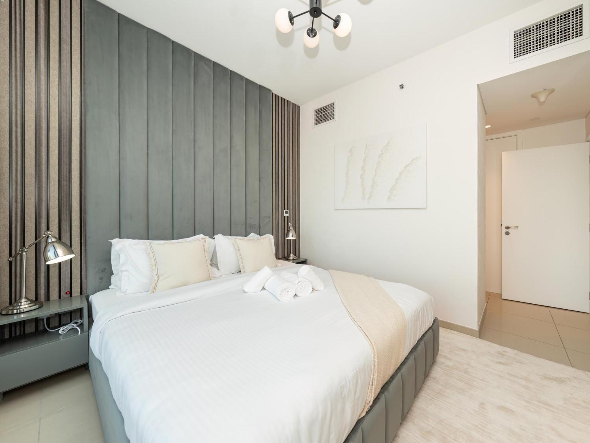 شقة Lavish 2 Bedroom I Burj Khalifa & Fountain Views I Free Gym, Pool, Parking, Wi-fi And Ps5 I By Skyline Serenity