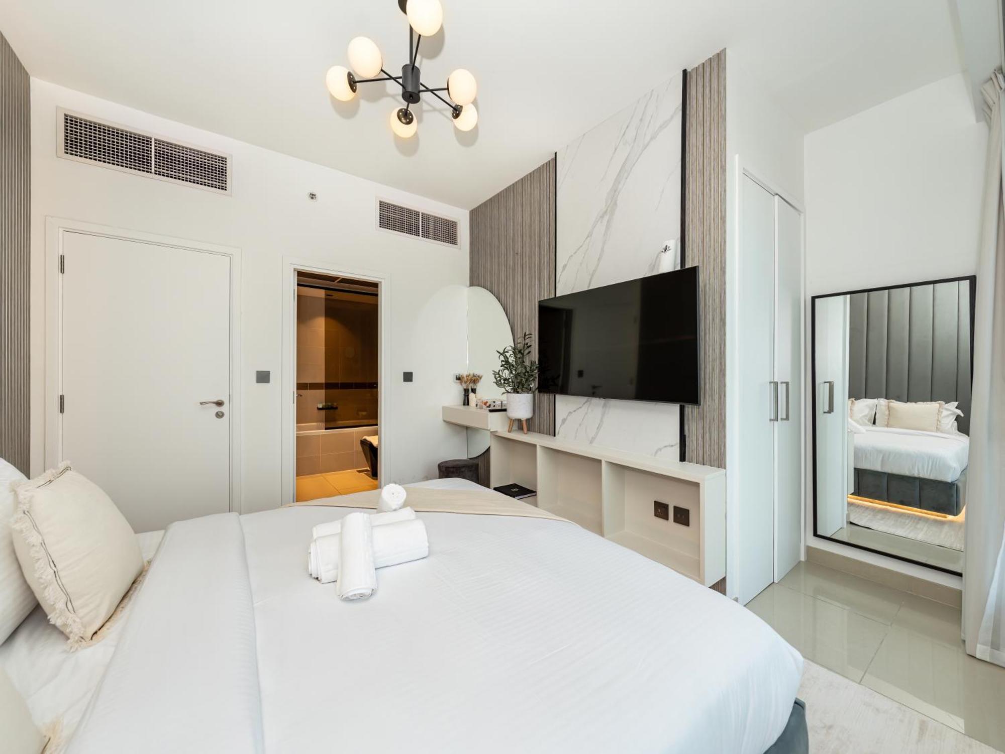 Lavish 2 Bedroom I Burj Khalifa & Fountain Views I Free Gym, Pool, Parking, Wi-fi And Ps5 I By Skyline Serenity * دبي